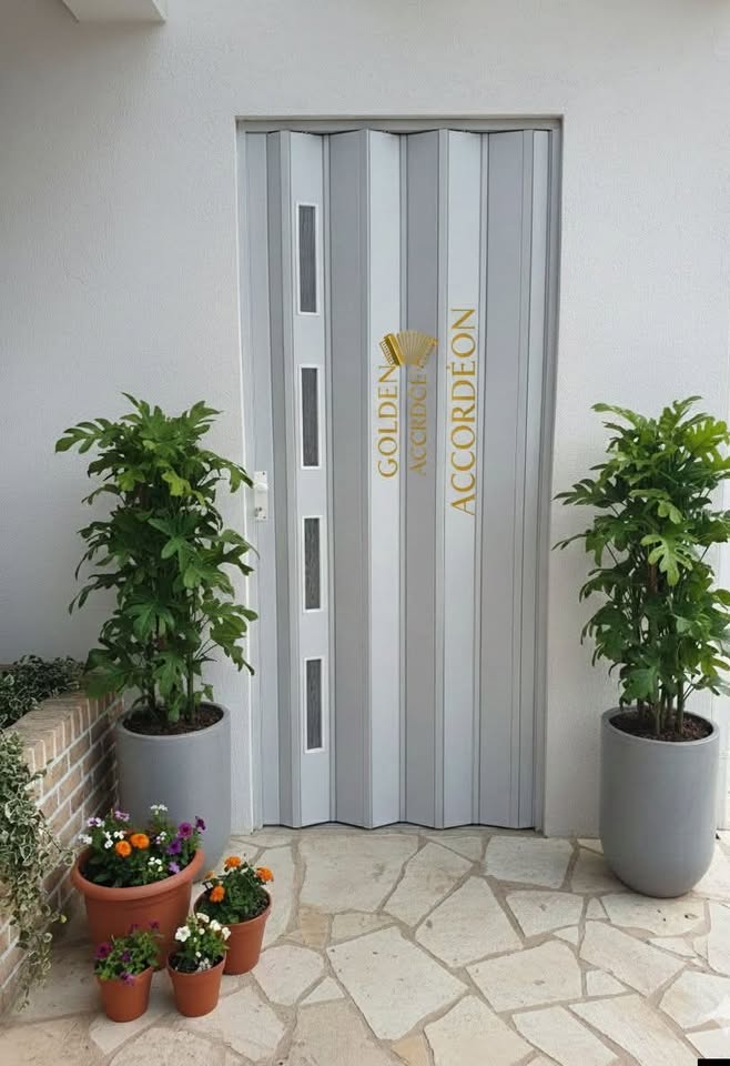 باب أكورديون إيطالي رمادي بـ 4 نوافذ زجاجية (Porte Accordéon Vitrée)