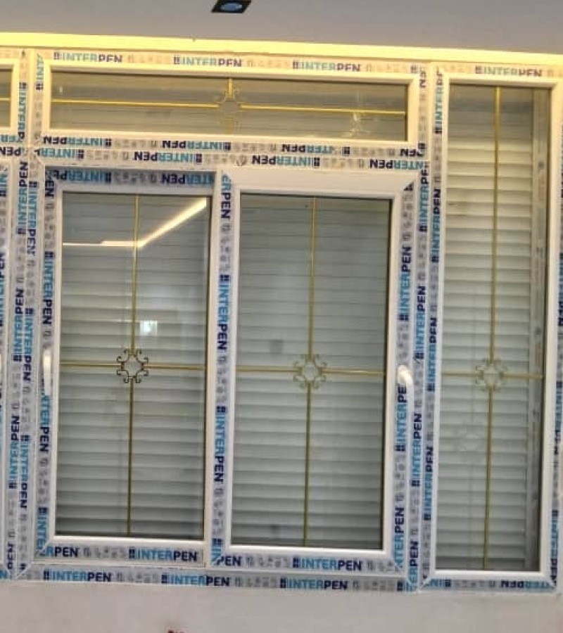 نافذة PVC INTERPEN ثلاثية مع كوة علوية وزخرفة ذهبية (Marque INTERPEN)